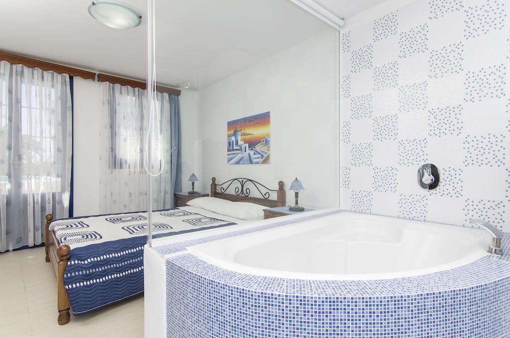 White & Blue Apartment Perivolos  Ruang foto